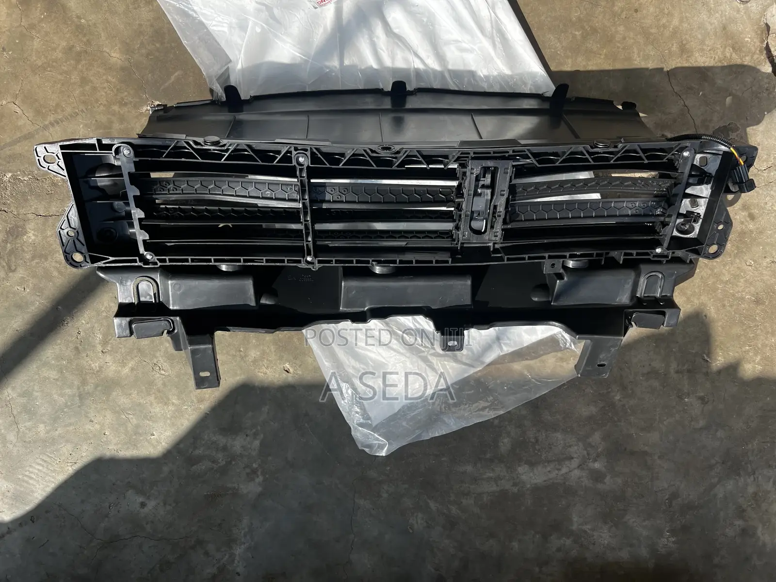 Honda CRV Front Shutter Grill With Motor 1017 2018 2019 2020 2021 2022