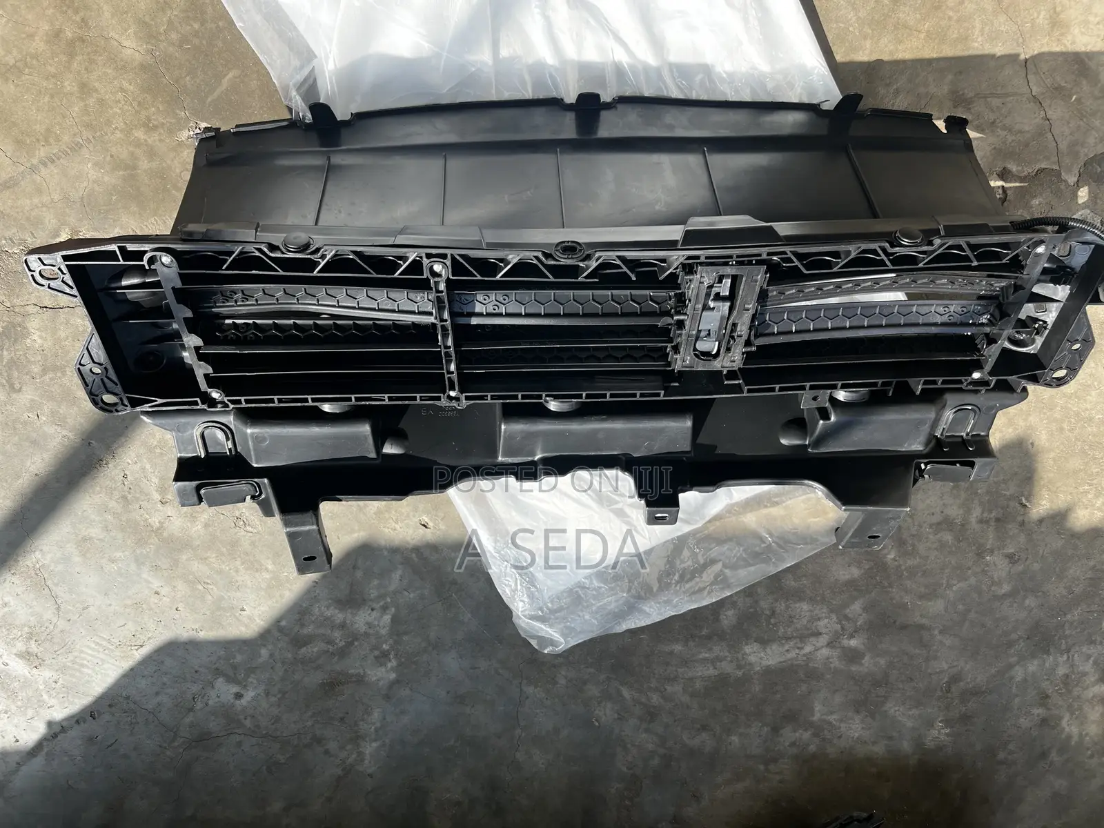 Honda CRV Front Shutter Grill With Motor 1017 2018 2019 2020 2021 2022
