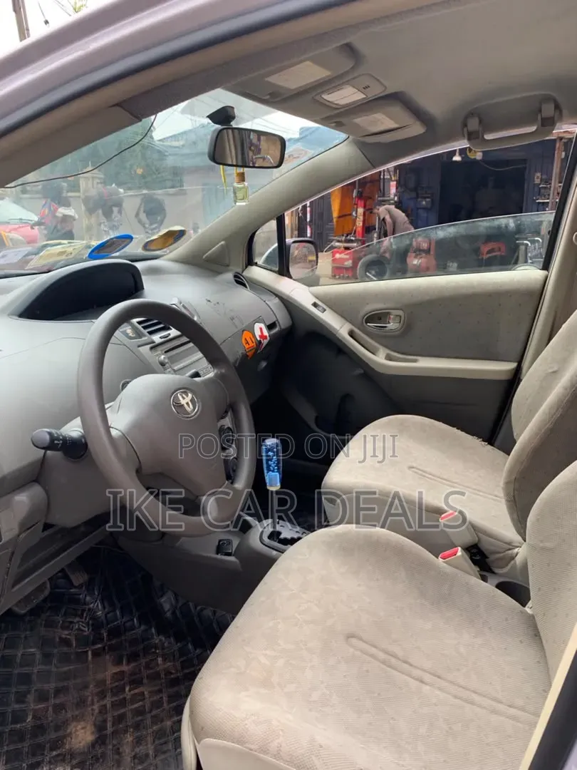 Toyota Vitz 1.3 FWD 5dr 2010 Silver