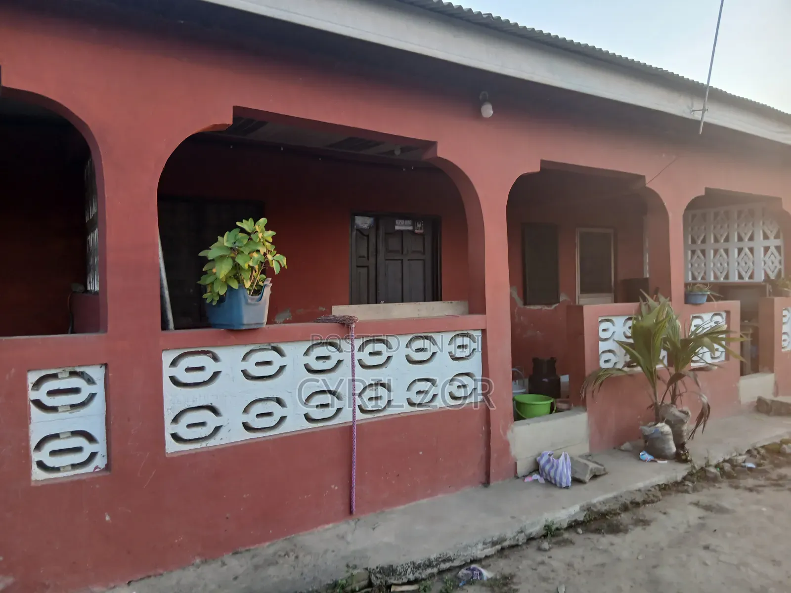 5bdrm Apartment in Mr. & Mrs.Cyril &, Ngleshie Amanfro for sale