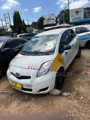 Toyota Yaris Base Hatchback 5dr 2010 White