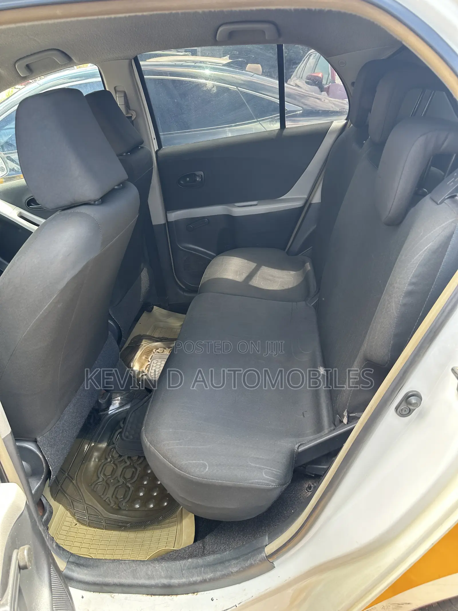 Toyota Yaris Base Hatchback 5dr 2010 White