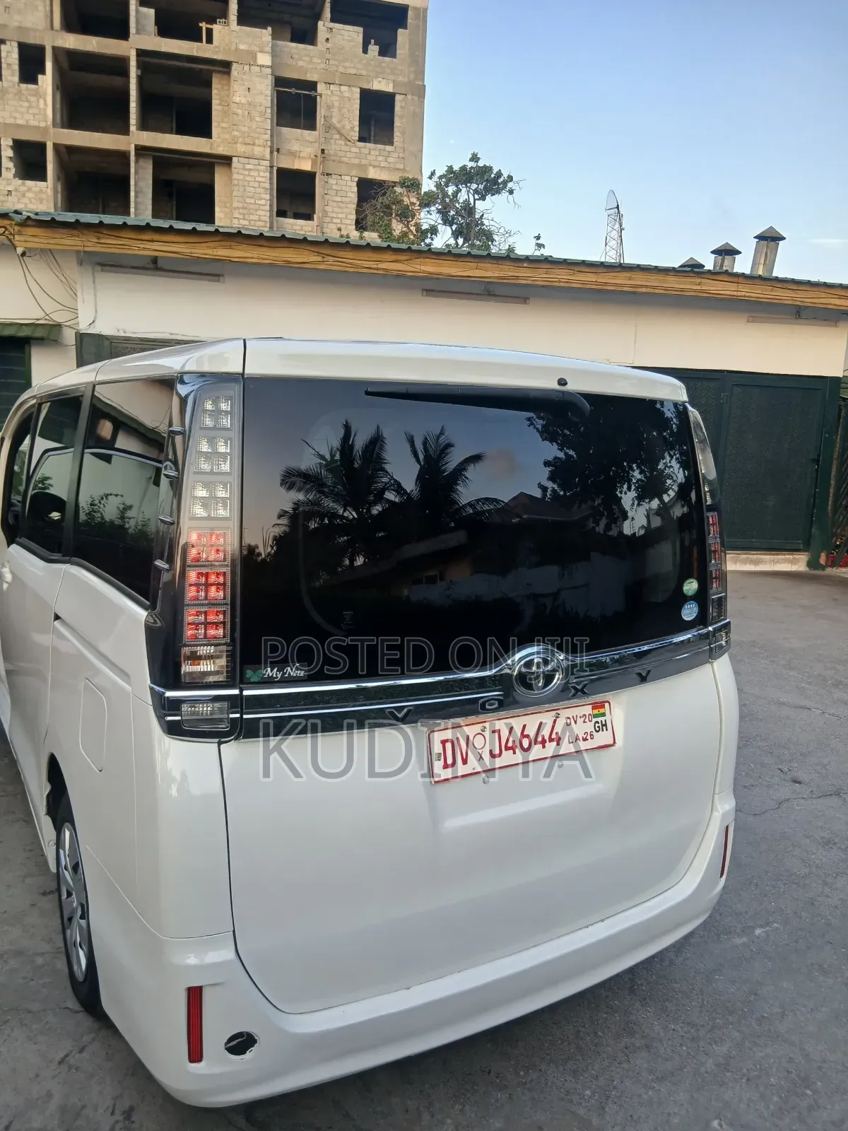 Toyota Voxy V 4WD 8-Seater 2017 White
