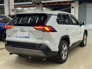 Toyota RAV4 XLE FWD 2023 White