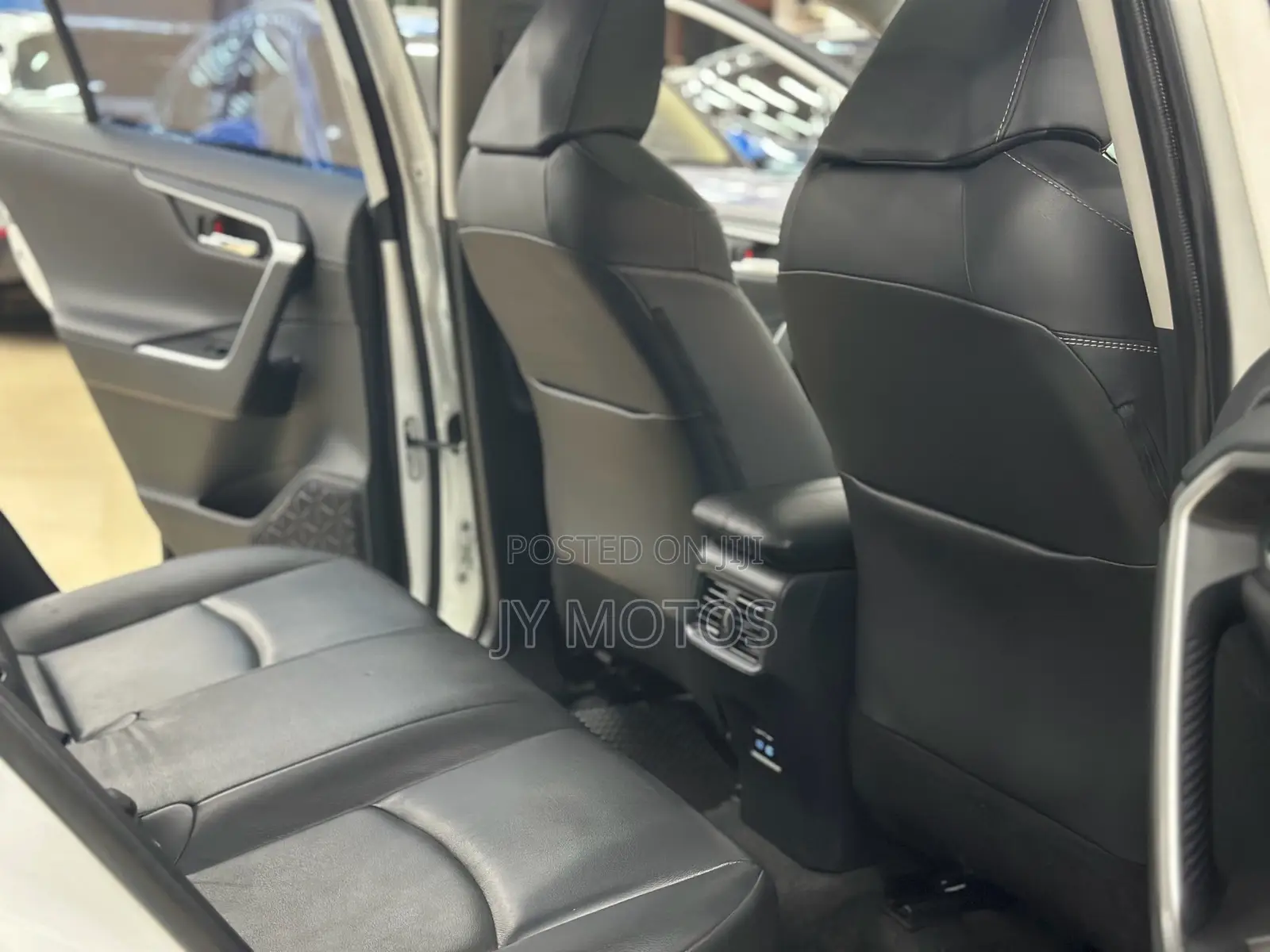 Toyota RAV4 XLE FWD 2023 White