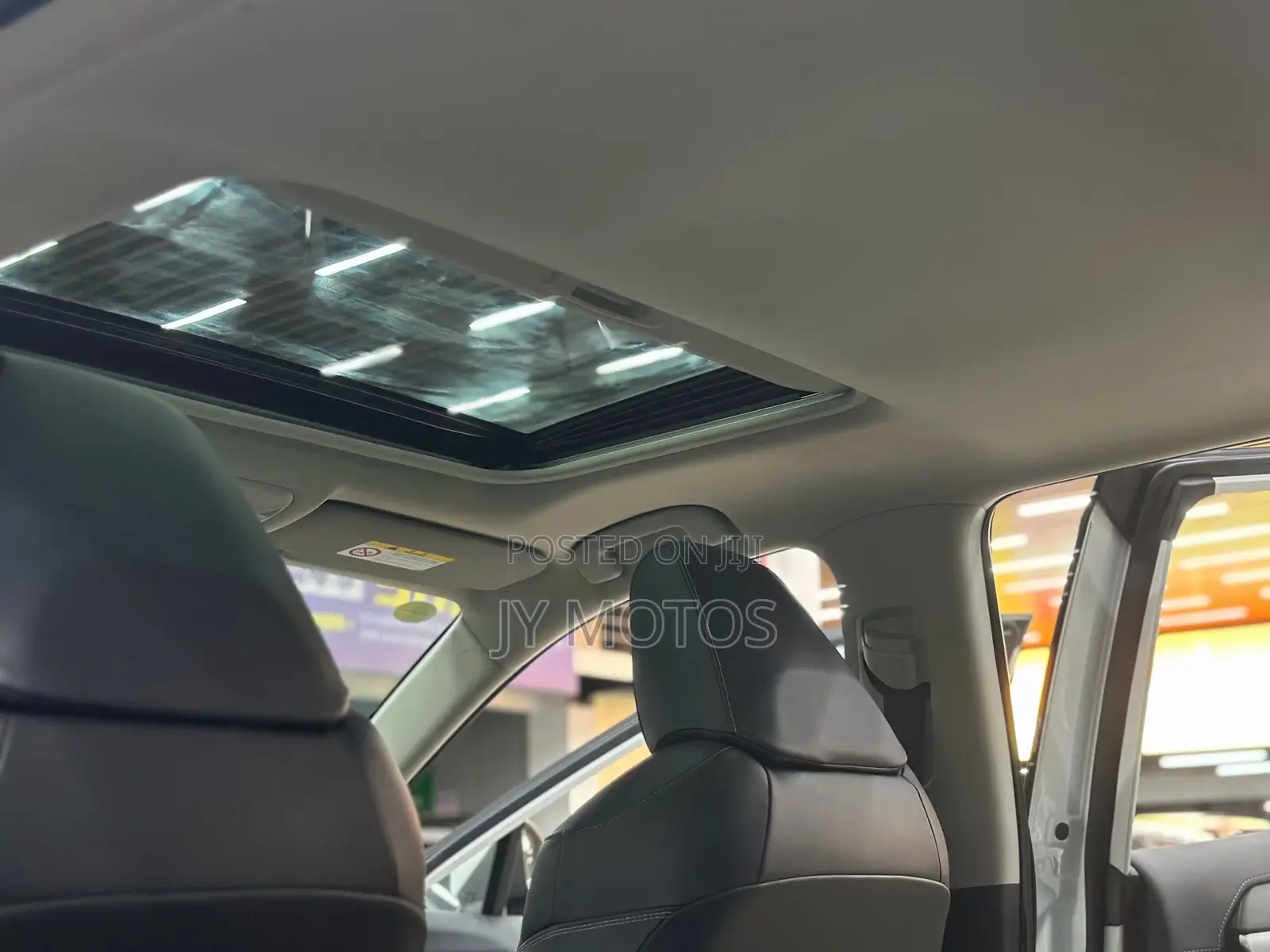 Toyota RAV4 XLE FWD 2023 White
