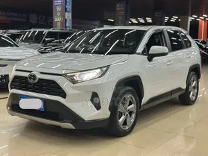 Toyota RAV4 XLE FWD 2023 White