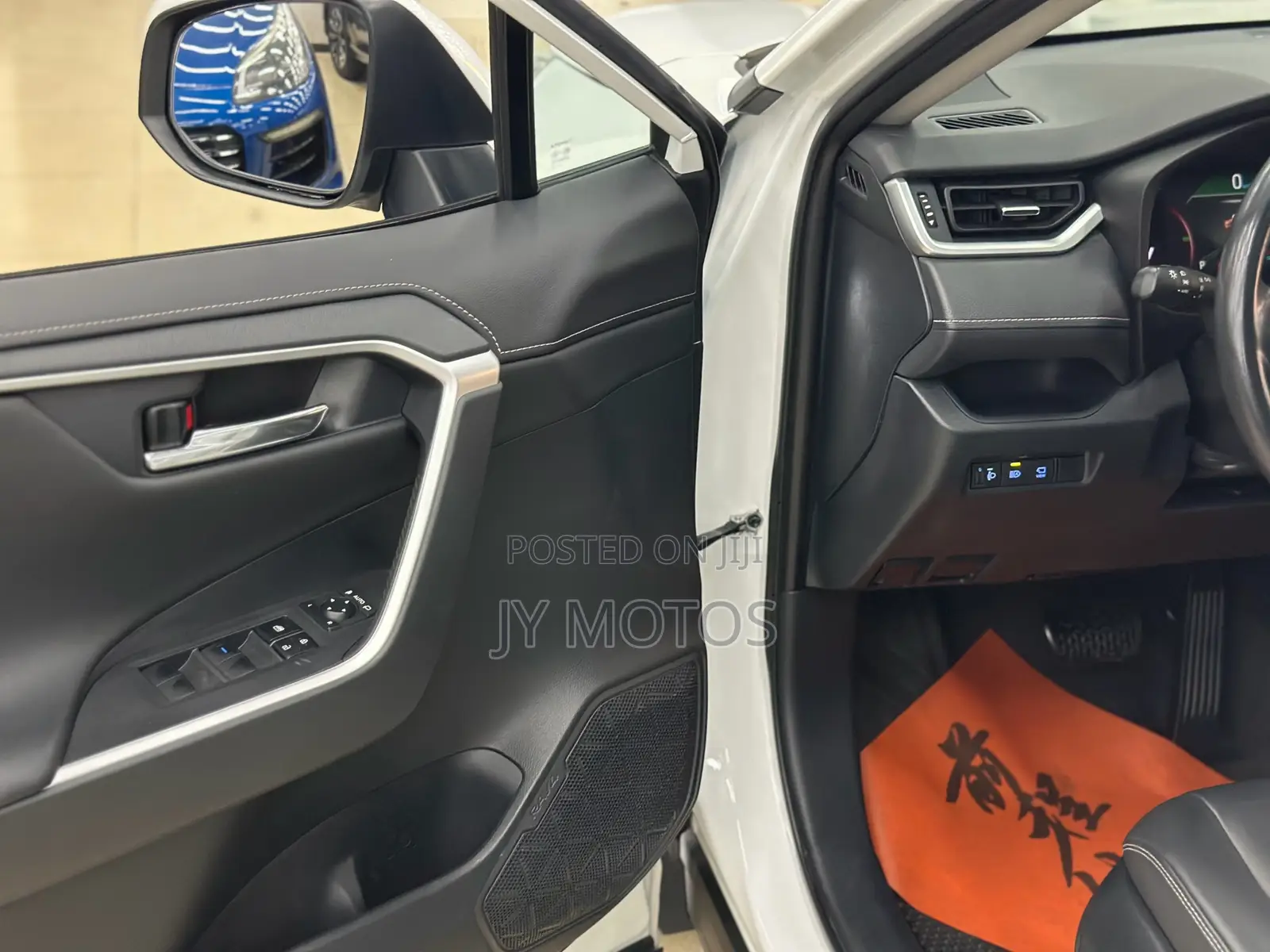 Toyota RAV4 XLE FWD 2023 White