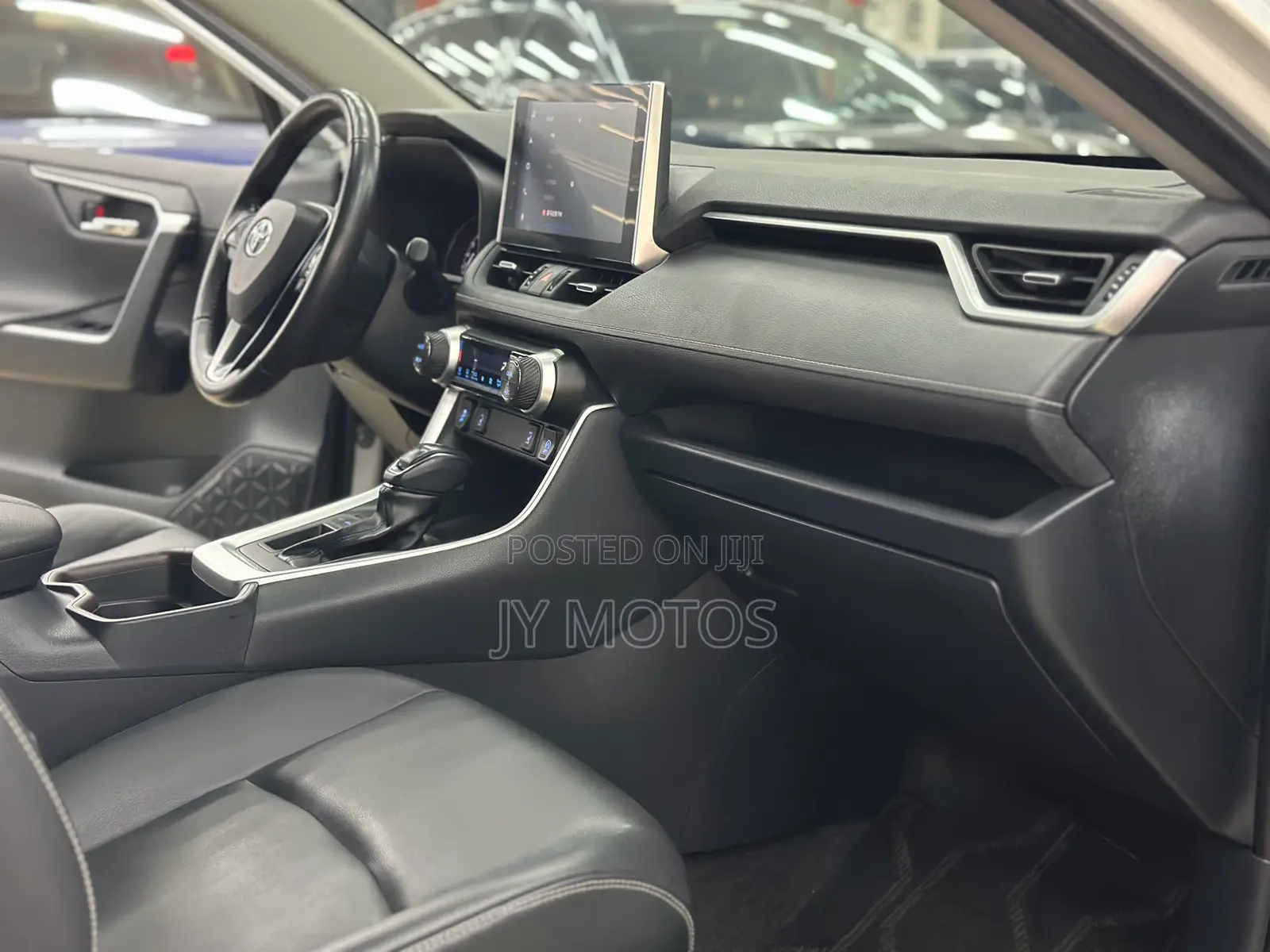 Toyota RAV4 XLE FWD 2023 White