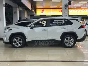 Toyota RAV4 XLE FWD 2023 White