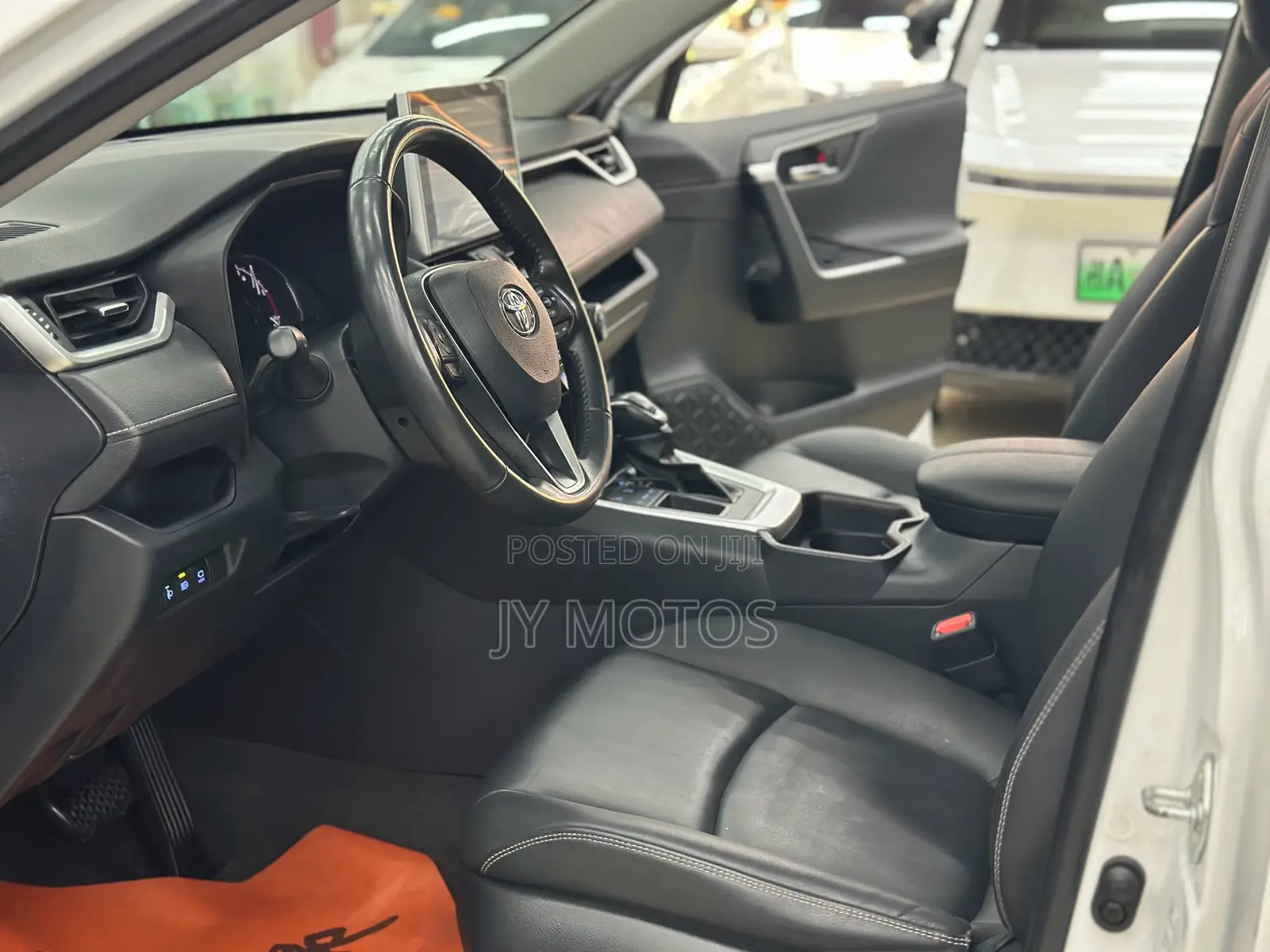 Toyota RAV4 XLE FWD 2023 White