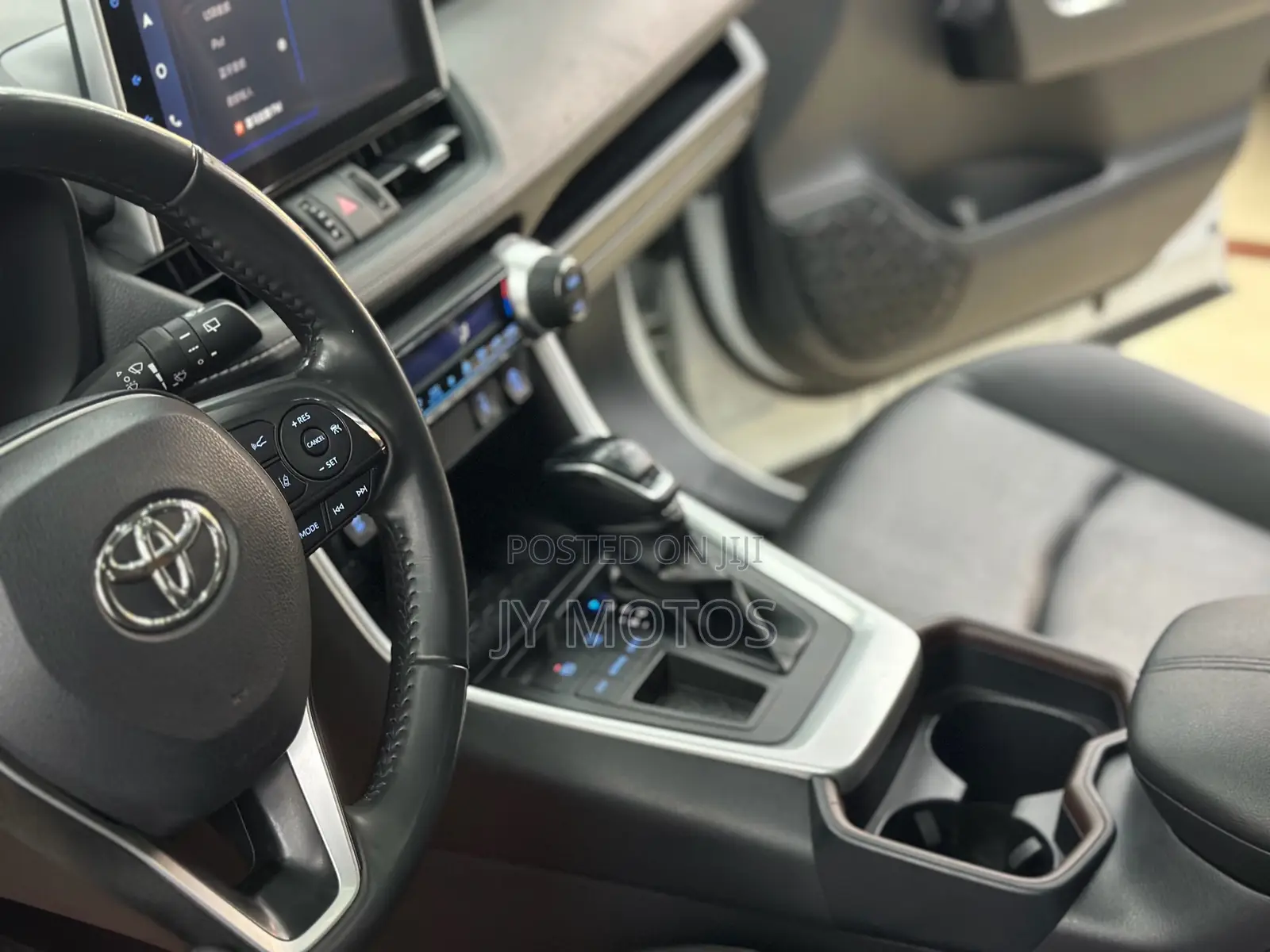 Toyota RAV4 XLE FWD 2023 White