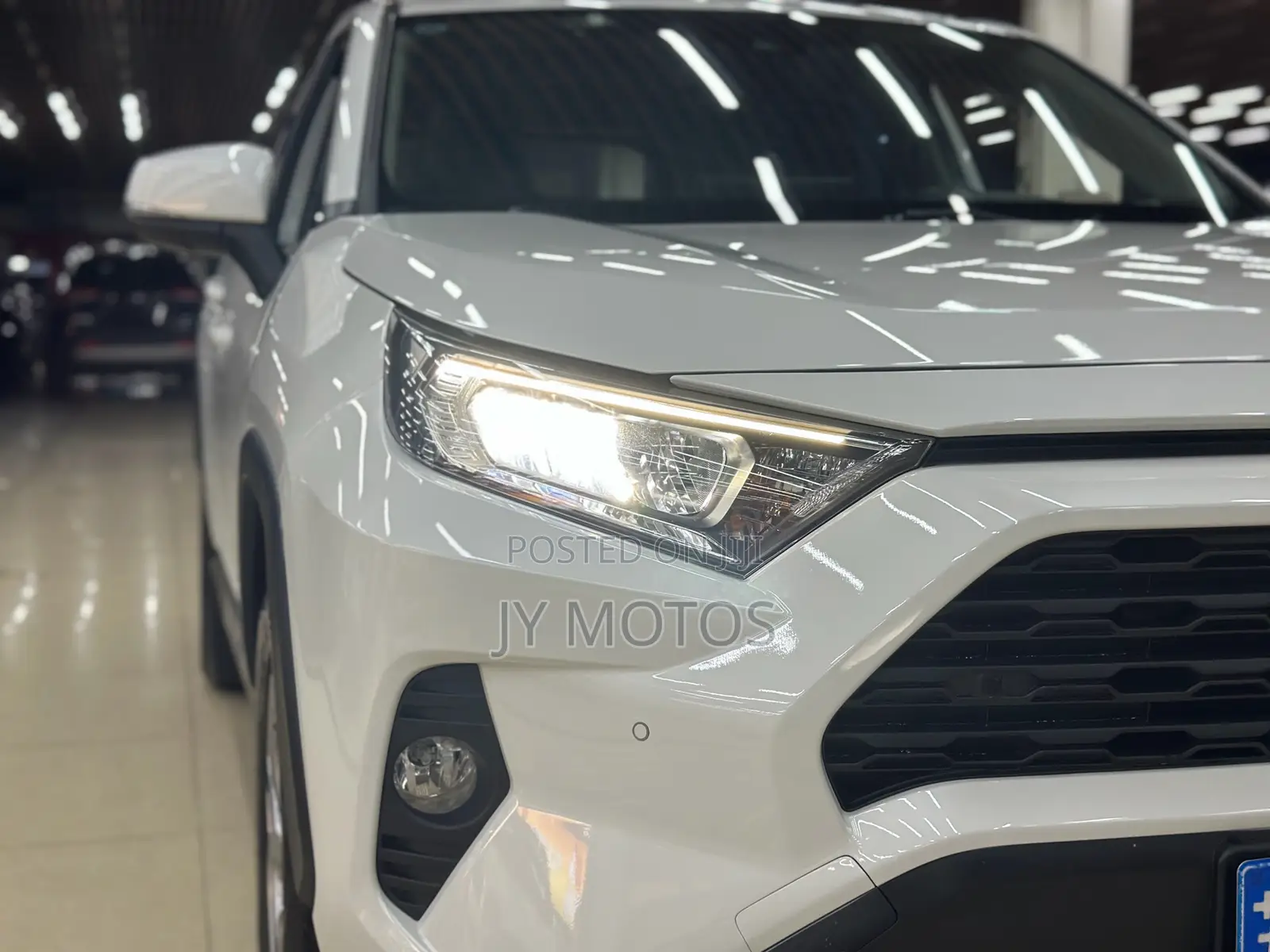 Toyota RAV4 XLE FWD 2023 White