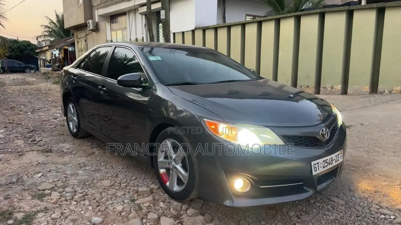 Toyota Camry SE 4dr Sedan (2.5L 4cyl 6A) 2014 Gray
