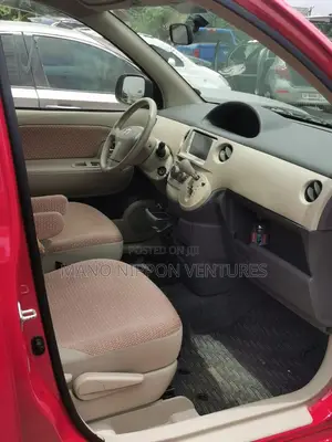 Toyota Sienta 2012 Red