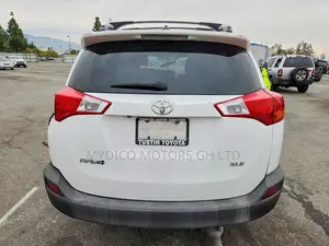 Toyota RAV4 XLE 4dr SUV AWD (2.5L 4cyl 6A) 2015 White