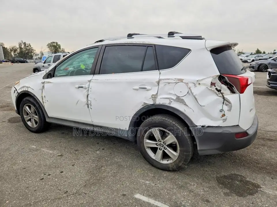 Toyota RAV4 XLE 4dr SUV AWD (2.5L 4cyl 6A) 2015 White