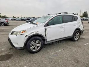 Toyota RAV4 XLE 4dr SUV AWD (2.5L 4cyl 6A) 2015 White