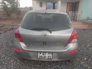 Toyota Vitz 1.5 FWD 5dr 2010 Gray