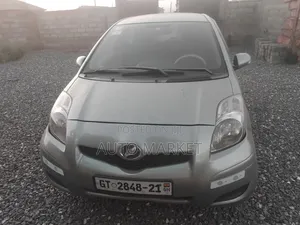 Toyota Vitz 1.5 FWD 5dr 2010 Gray