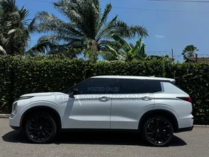 Mitsubishi Outlander SE 2022 White