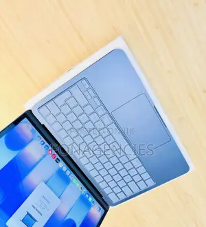 New Laptop Apple 8GB SSD 256GB
