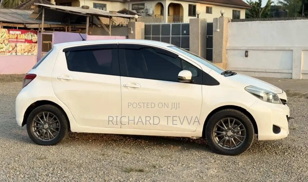 Toyota Vitz 1.3 AWD 5dr 2012 White