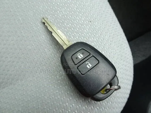 Toyota Vitz 1.3 FWD 5dr 2014 White