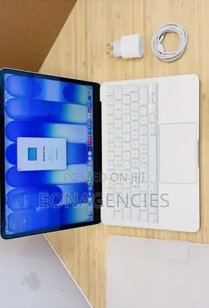 New Laptop Apple 8GB SSD 512GB