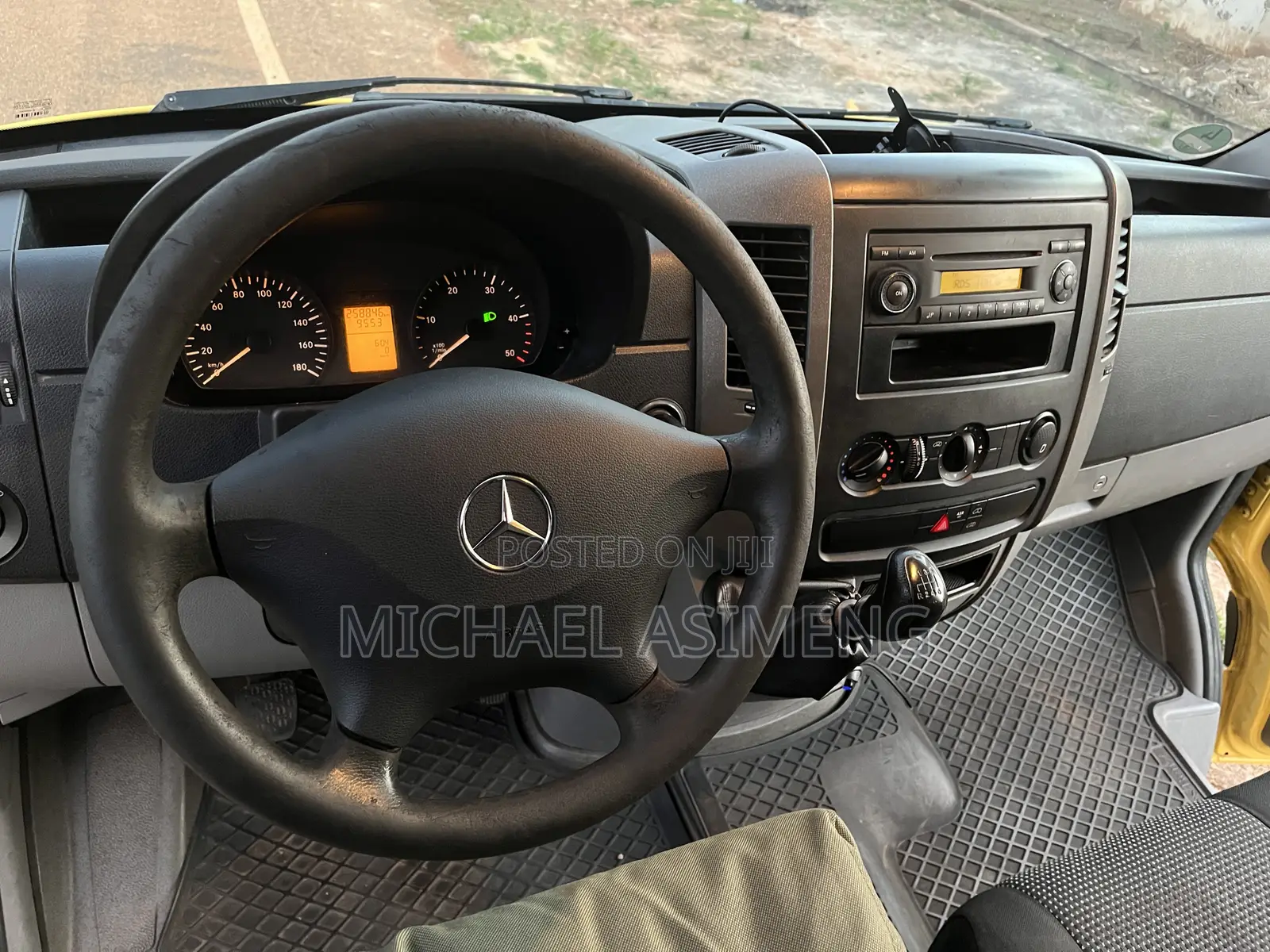 Mercedes-Benz Sprinter 2011 Yellow
