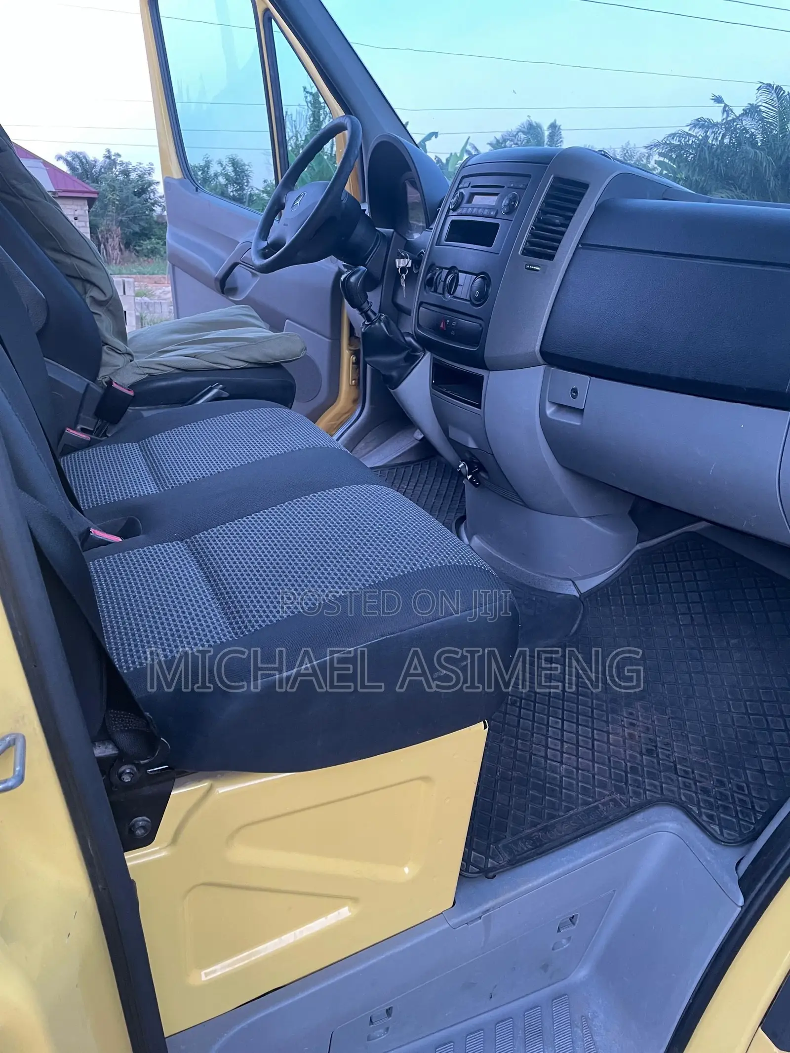 Mercedes-Benz Sprinter 2011 Yellow