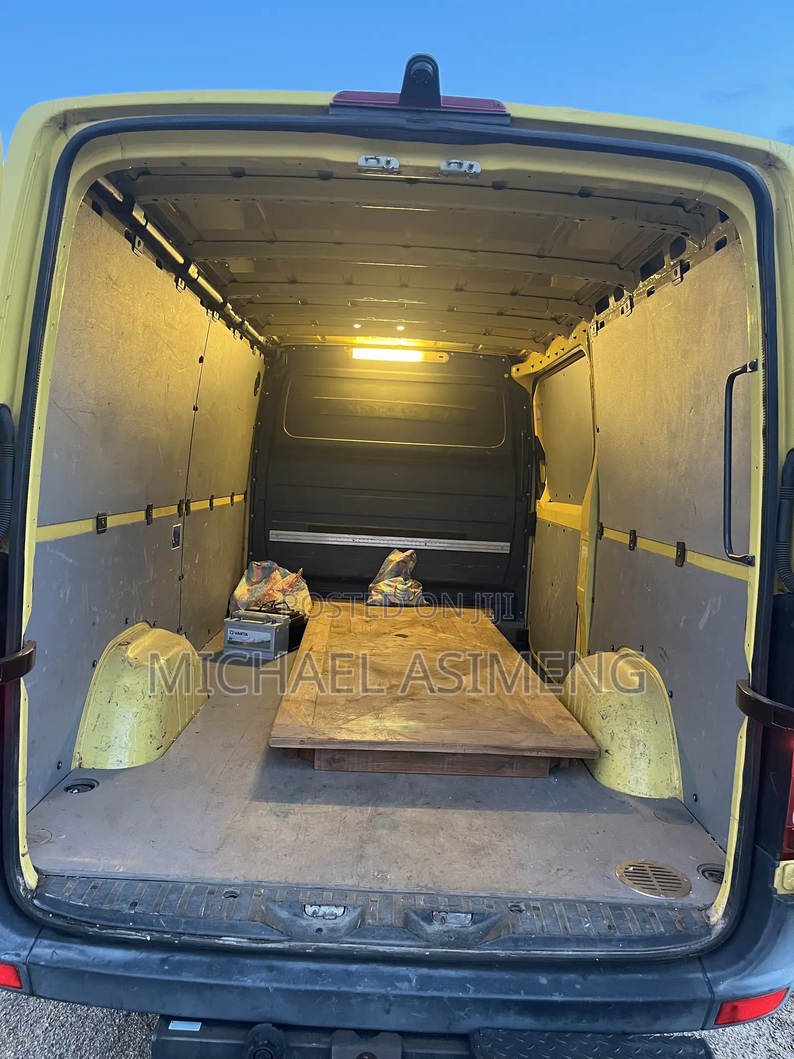 Mercedes-Benz Sprinter 2011 Yellow