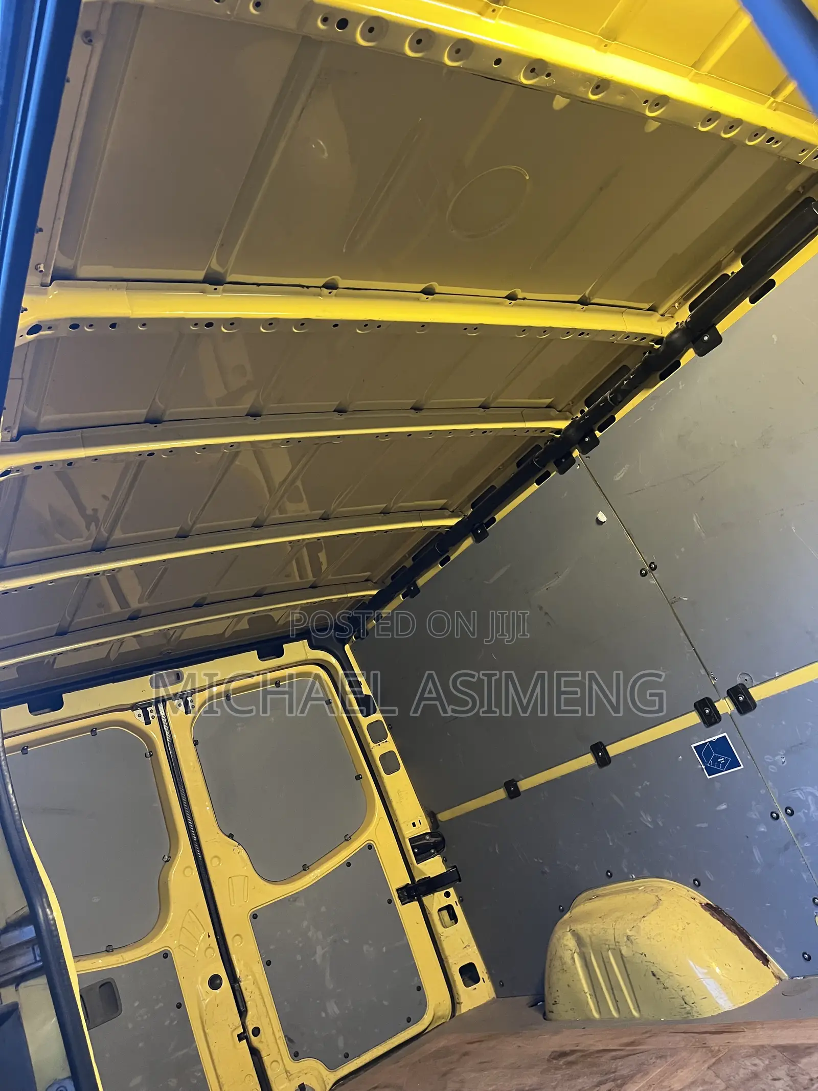 Mercedes-Benz Sprinter 2011 Yellow