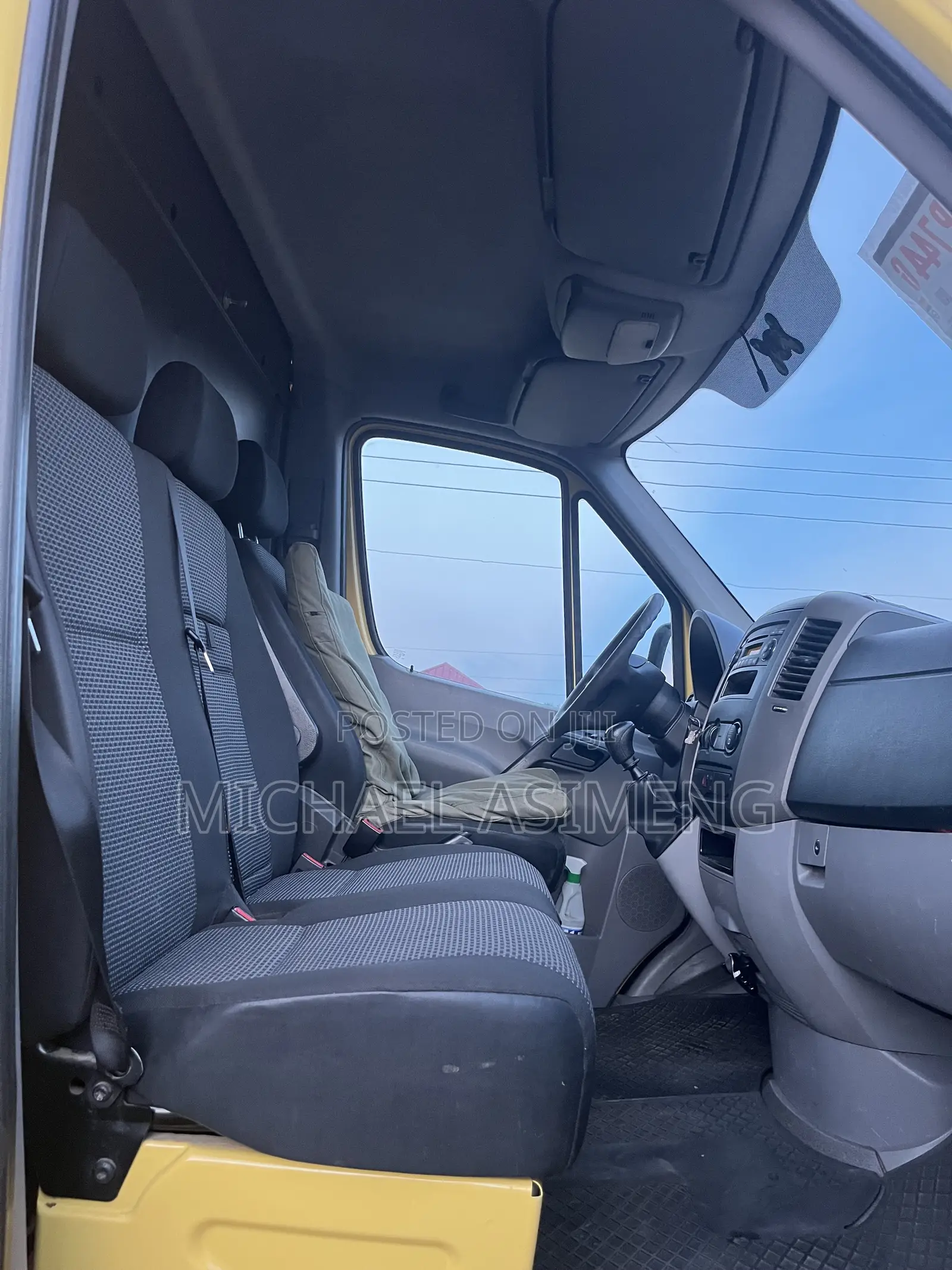 Mercedes-Benz Sprinter 2011 Yellow