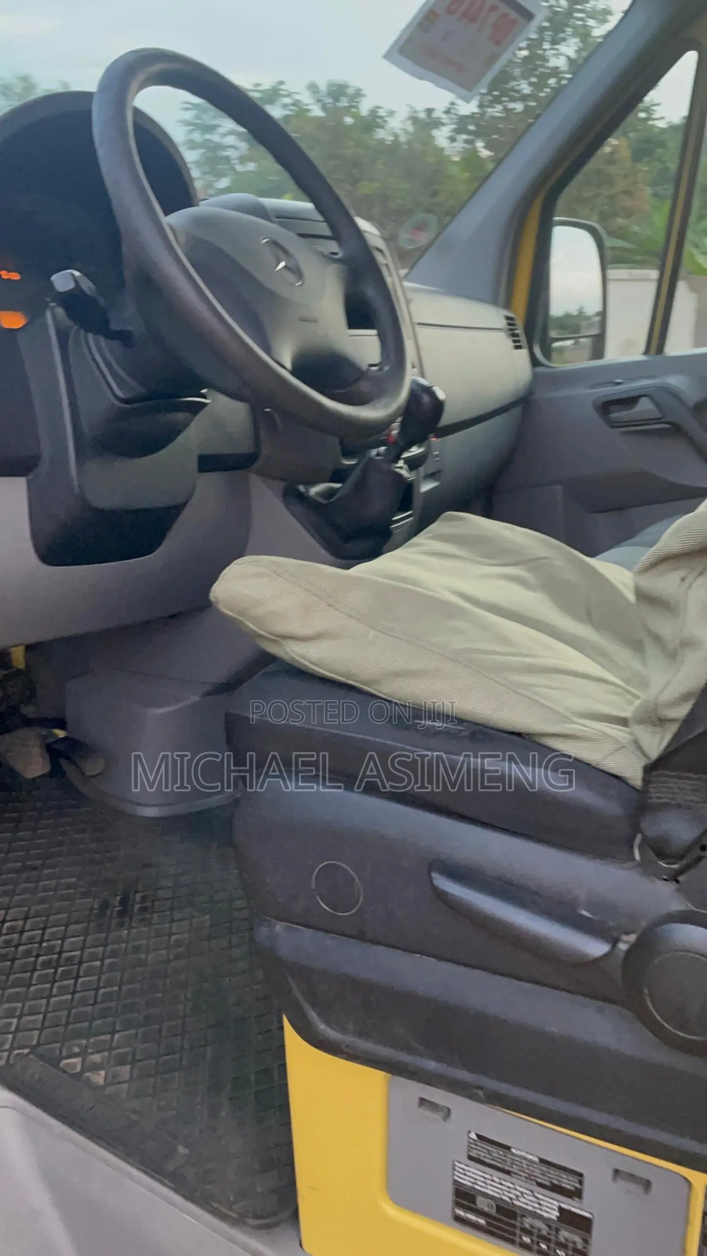 Mercedes-Benz Sprinter 2011 Yellow