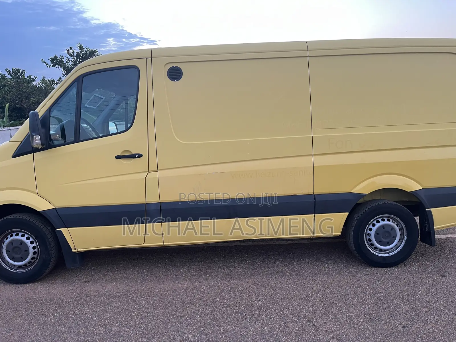 Mercedes-Benz Sprinter 2011 Yellow