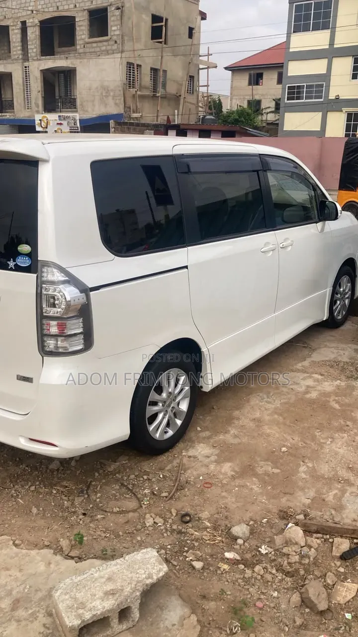 Toyota Voxy 2012 White
