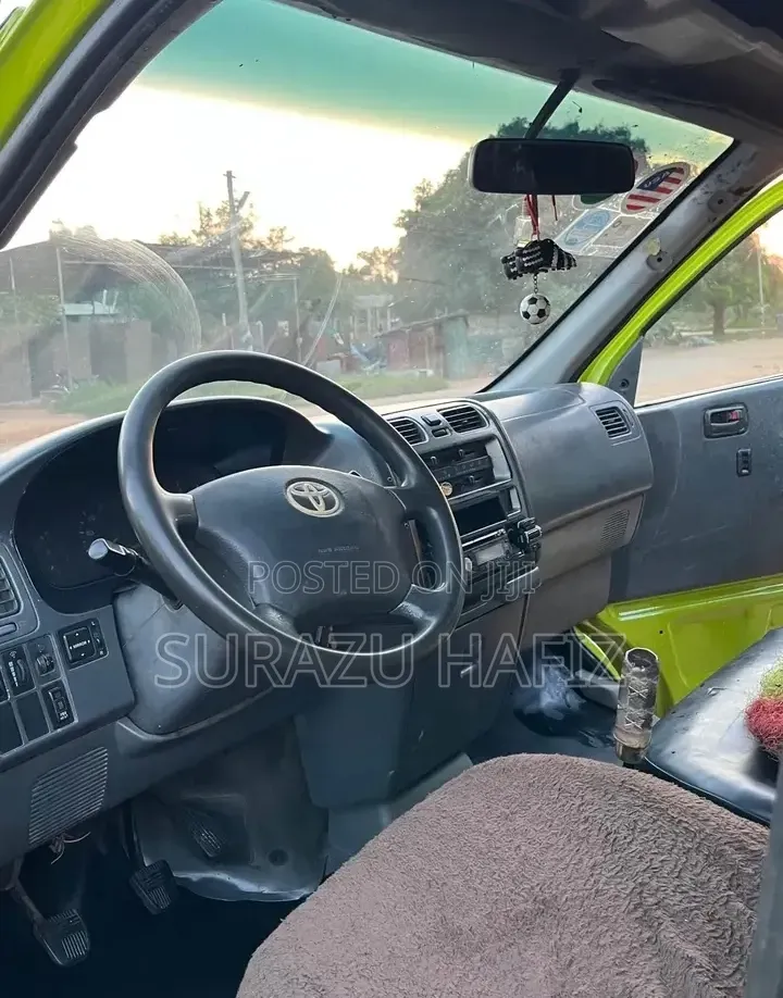 Toyota HiAce 2005