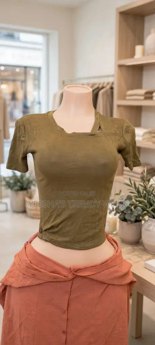 The Crop Tee That Goes With Everything Yeesha’S “Clean Crop Tee”