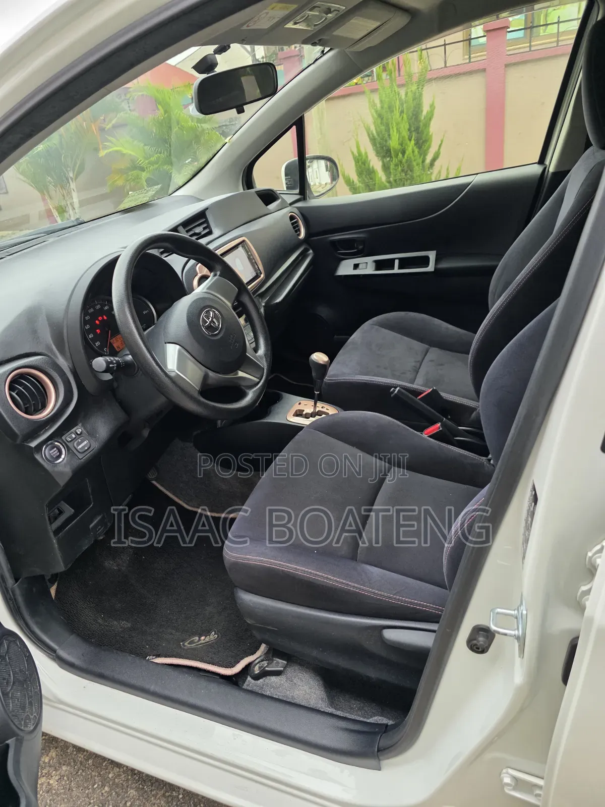 Toyota Vitz 1.3 AWD 5dr 2013 White