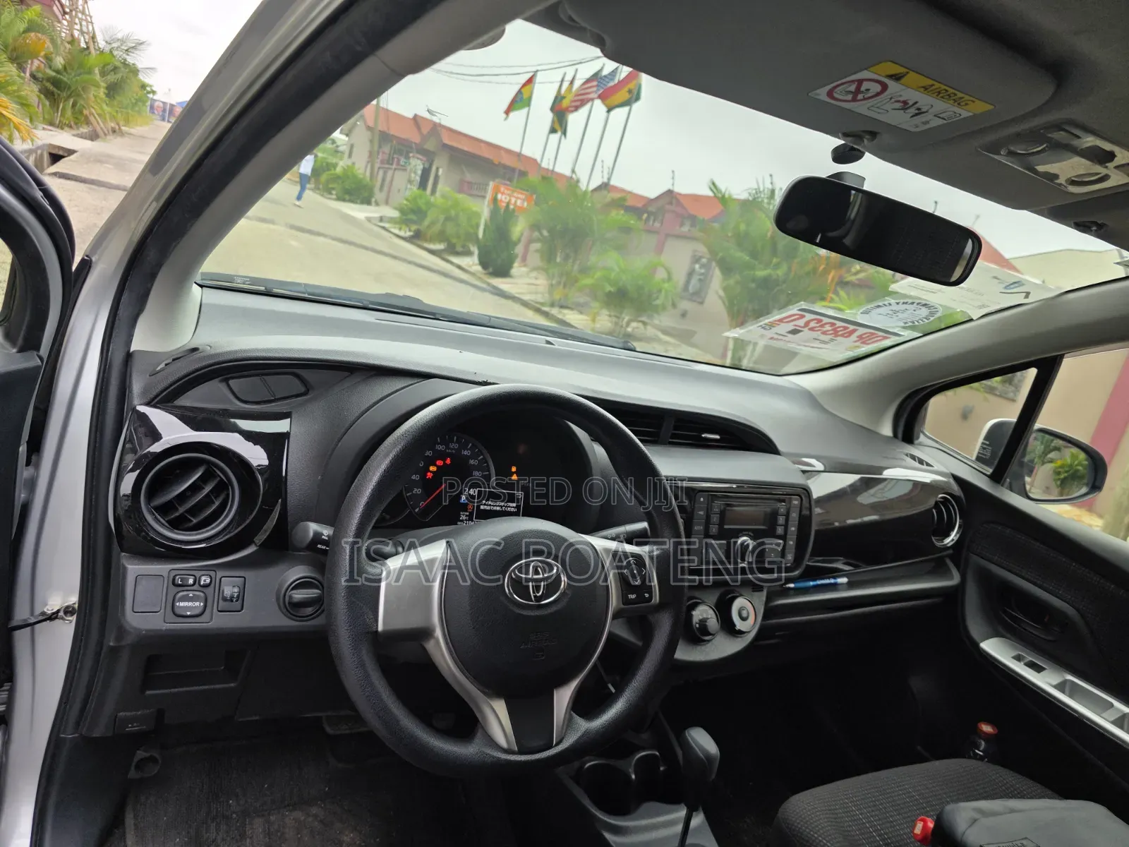 Toyota Vitz 1.3 AWD 5dr 2015 Silver