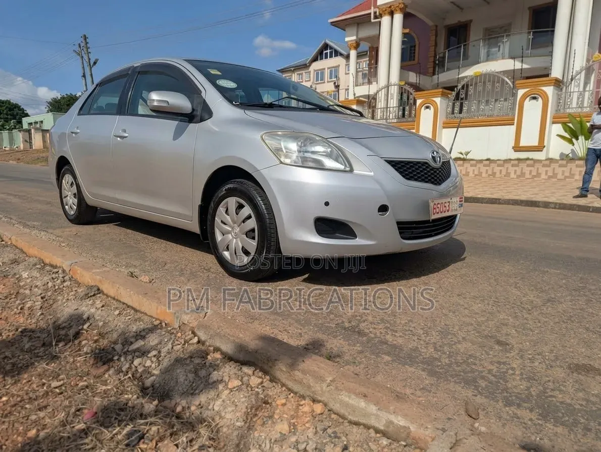 Toyota Belta 2010 Silver
