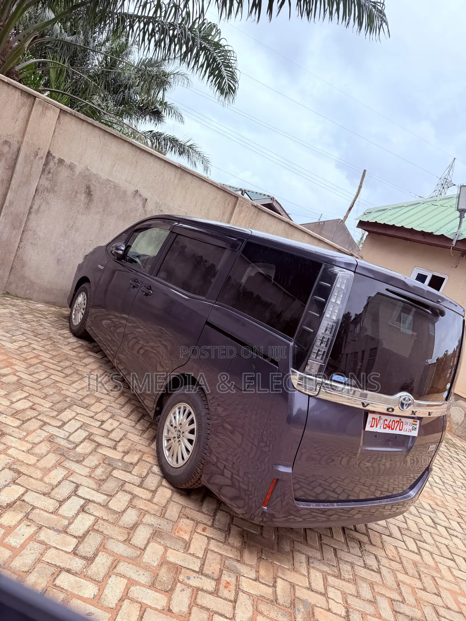 Toyota Voxy Hybrid V 2WD 7-Seater 2015 Gray