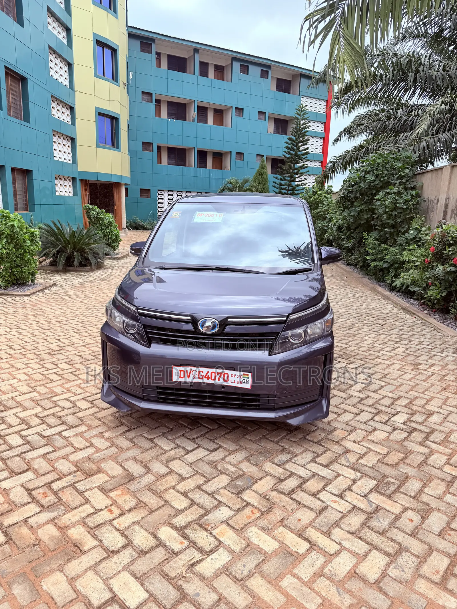 Toyota Voxy Hybrid V 2WD 7-Seater 2015 Gray