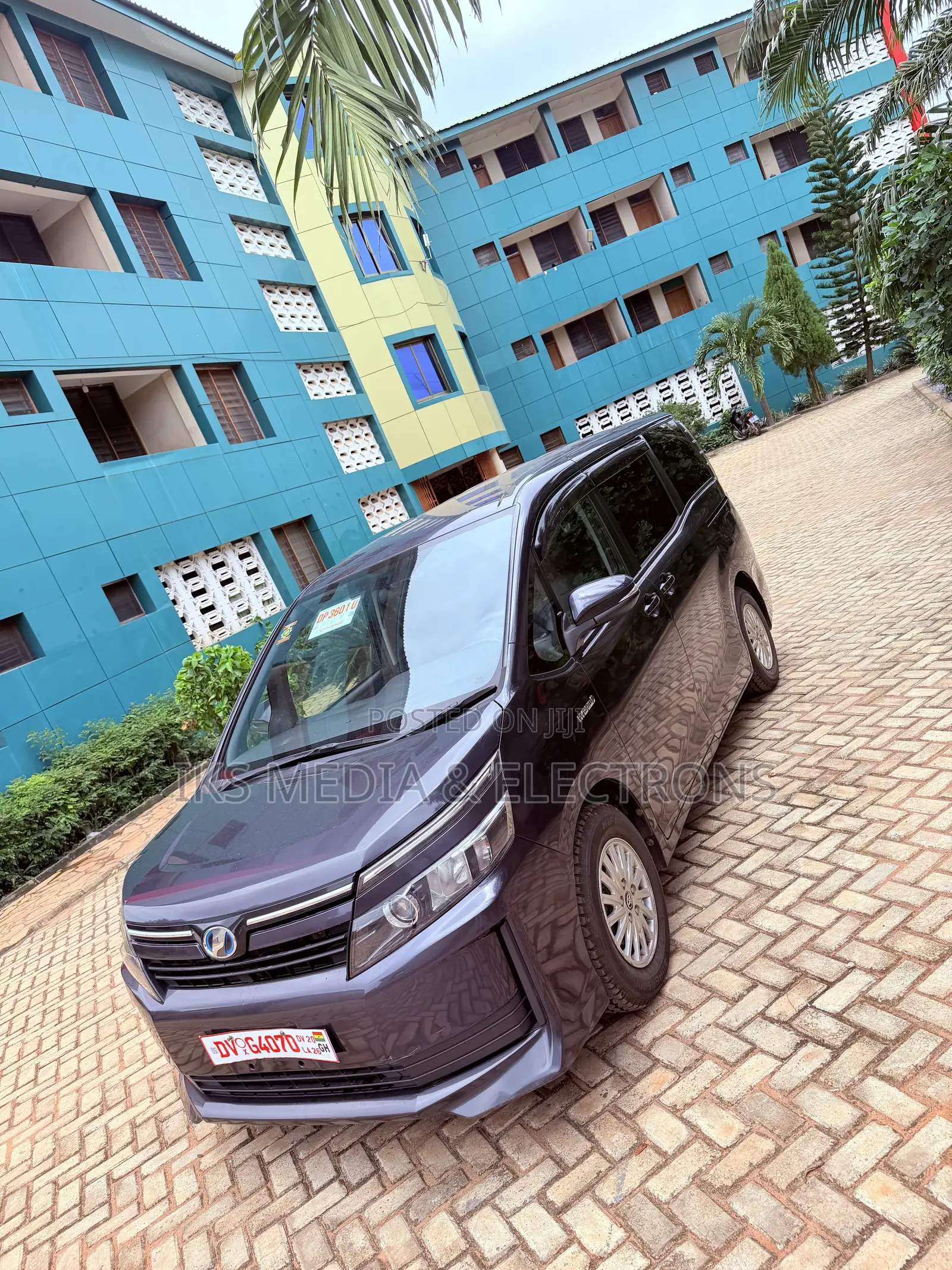 Toyota Voxy Hybrid V 2WD 7-Seater 2015 Gray