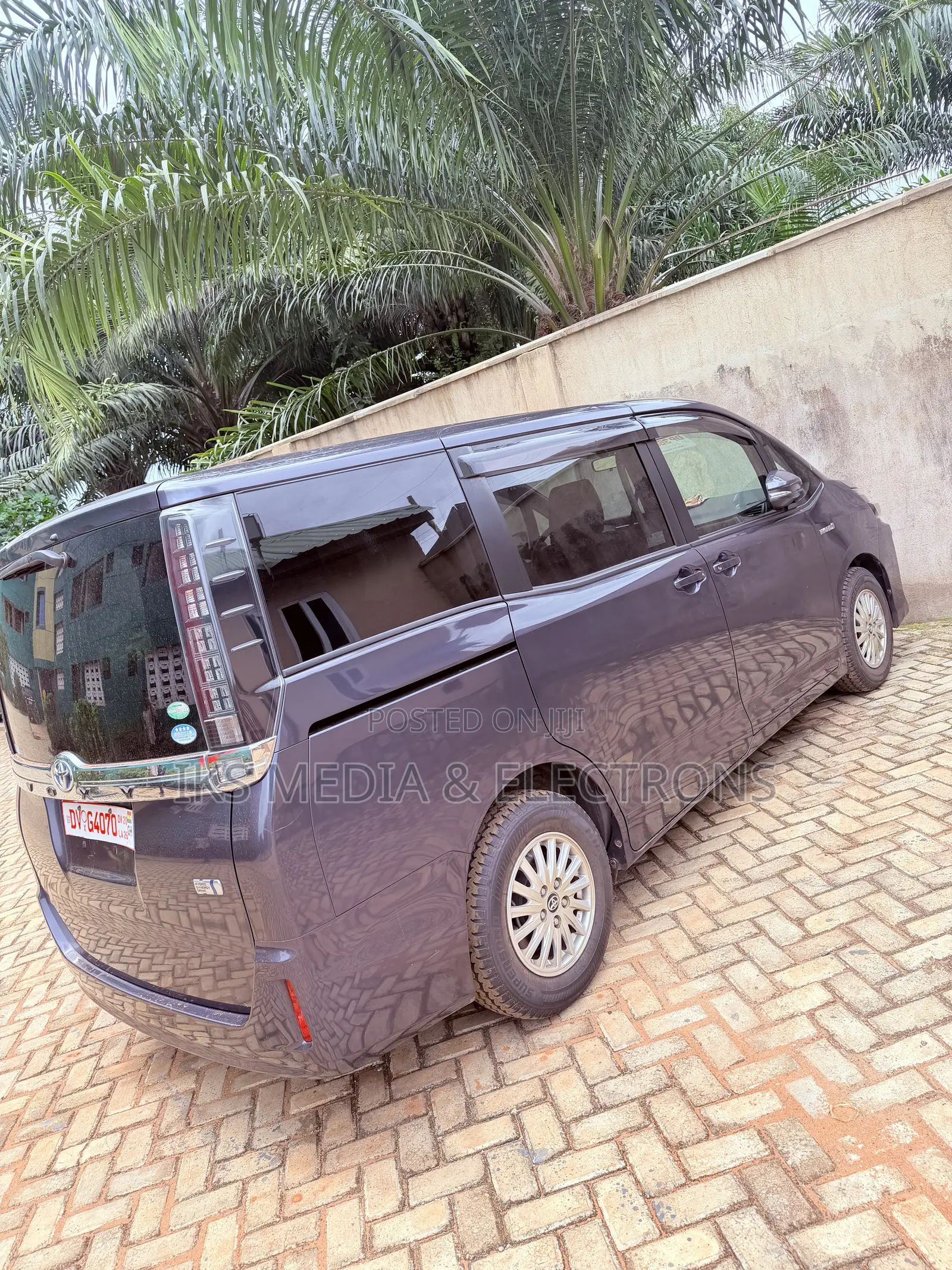 Toyota Voxy Hybrid V 2WD 7-Seater 2015 Gray