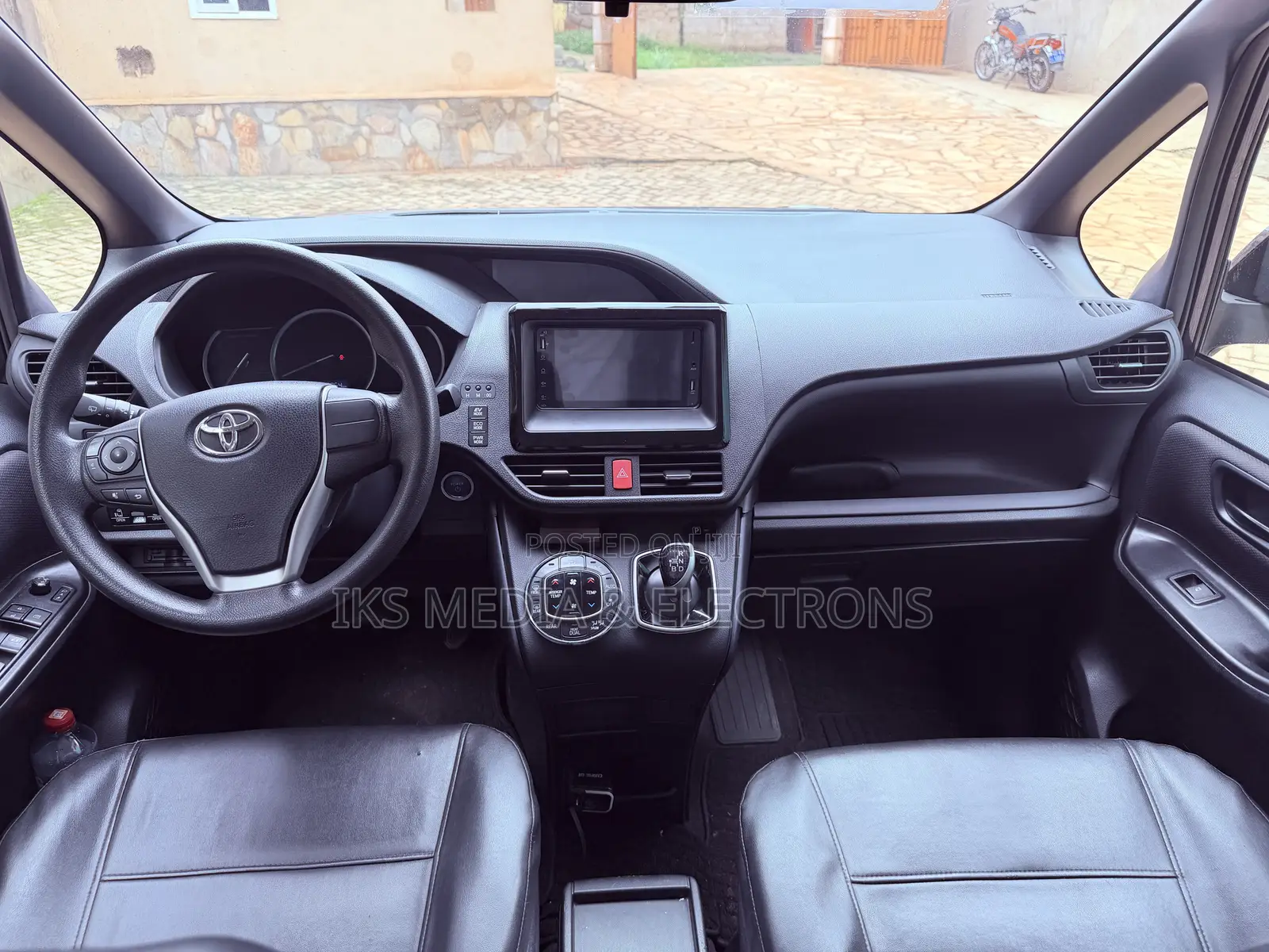 Toyota Voxy Hybrid V 2WD 7-Seater 2015 Gray