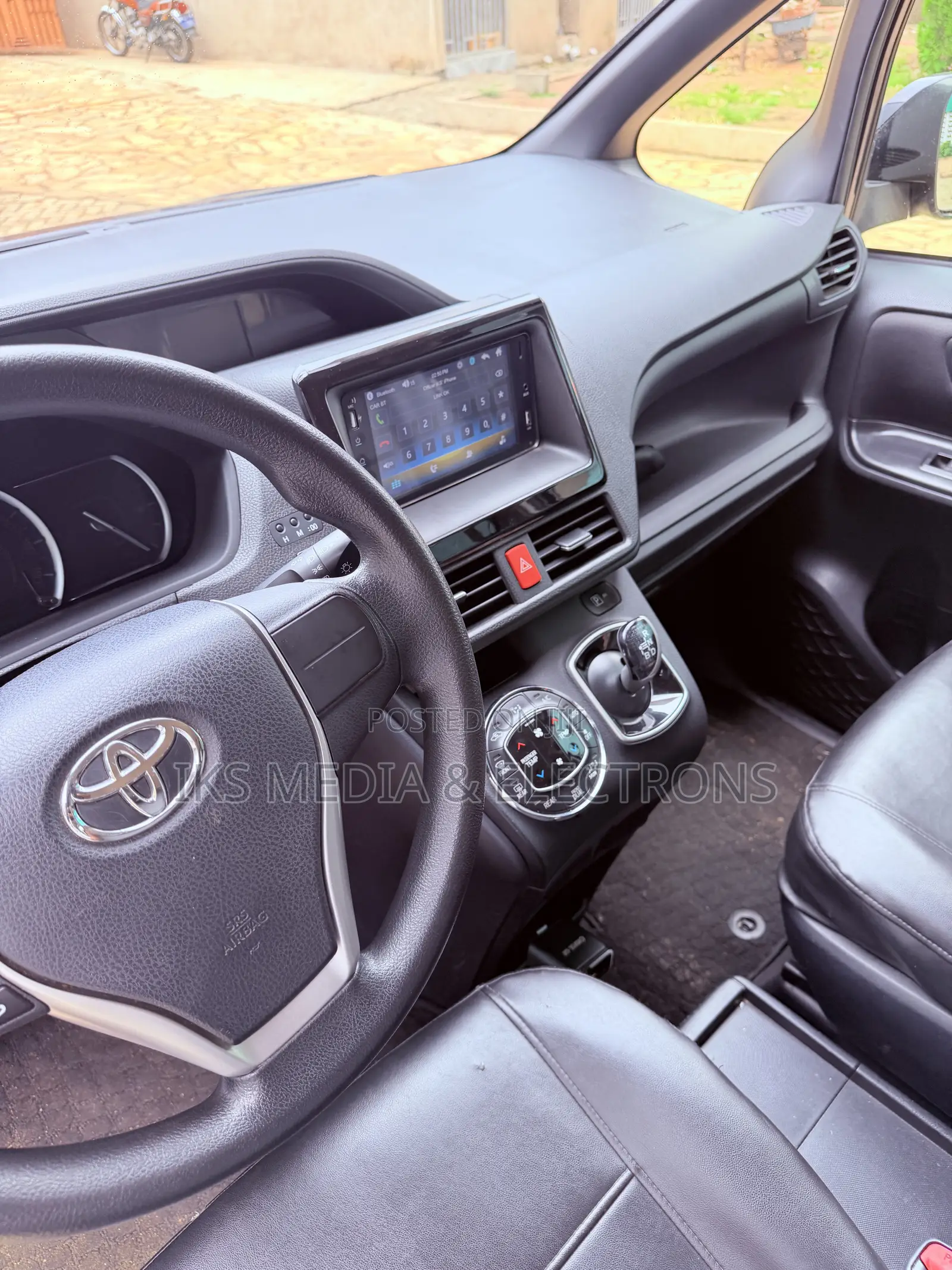Toyota Voxy Hybrid V 2WD 7-Seater 2015 Gray