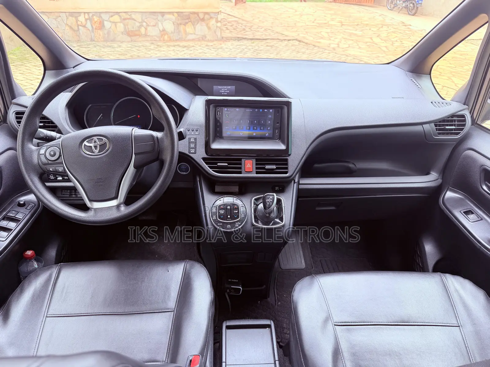 Toyota Voxy Hybrid V 2WD 7-Seater 2015 Gray