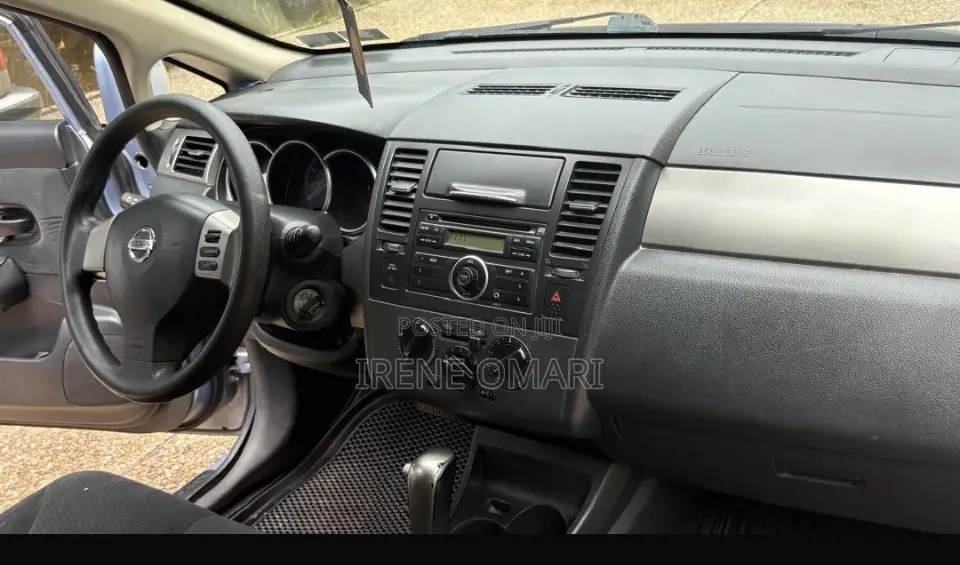 Nissan Versa 1.8 S Hatchback 2011 Blue